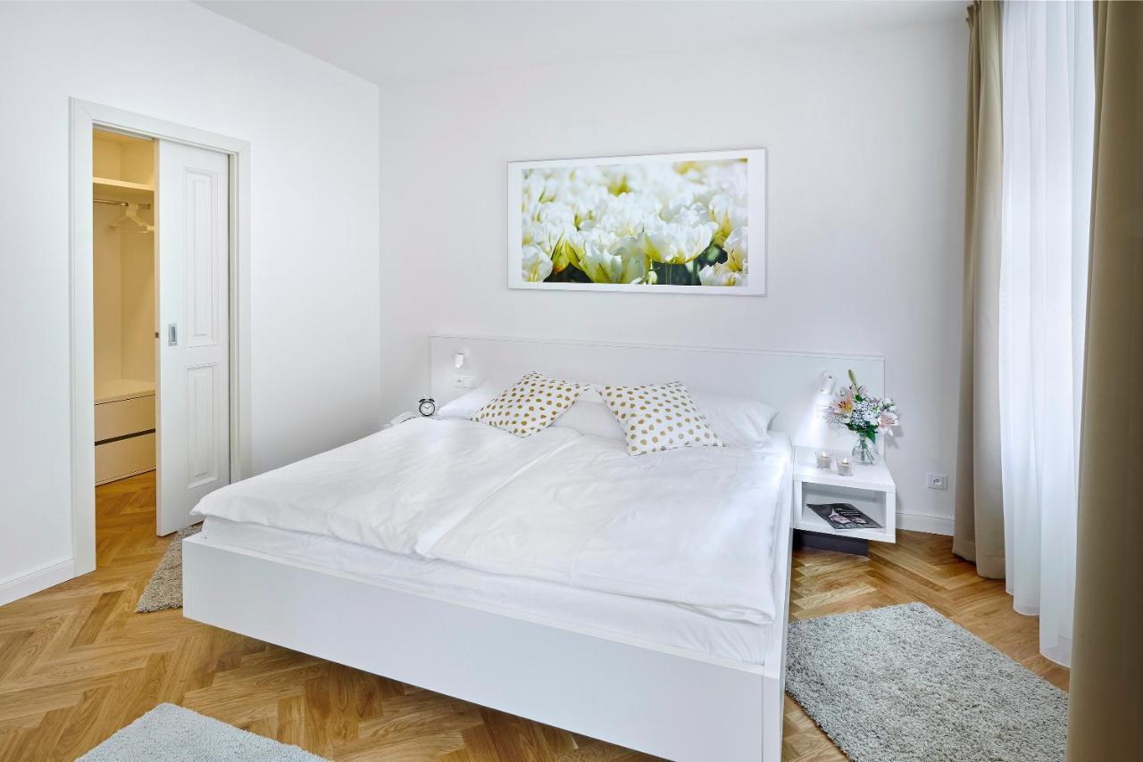 Downtown Suites Mala Strana Praag Buitenkant foto